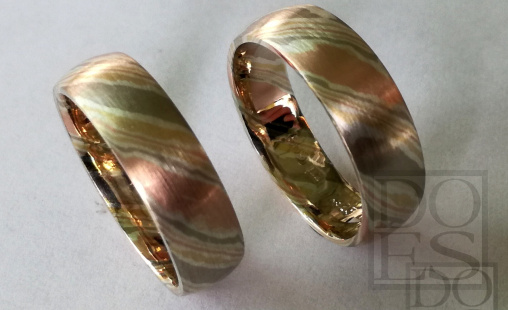 Mokume-gane-trouwringen-vierkleuren.jpg